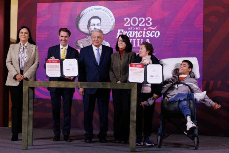 AMLO firma acuerdo con Teletón y dona casa en las Lomas ante llamado de activista en la mañanera