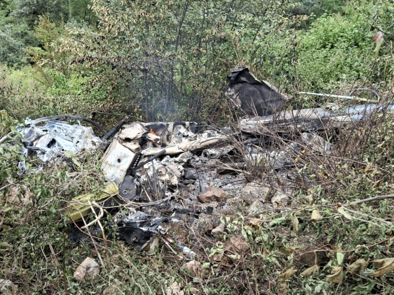 Mueren tres militares por desplome de un avión de la Fuerza Aérea