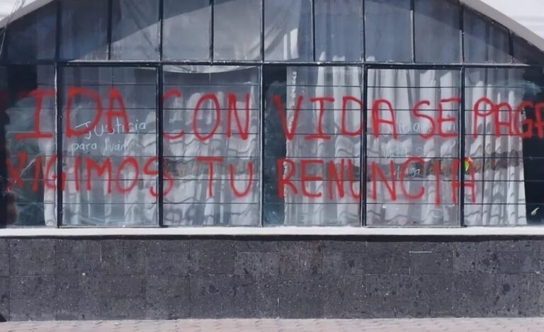 Habitantes incendian palacio municipal de Tequixquiac, por asesinato de un joven