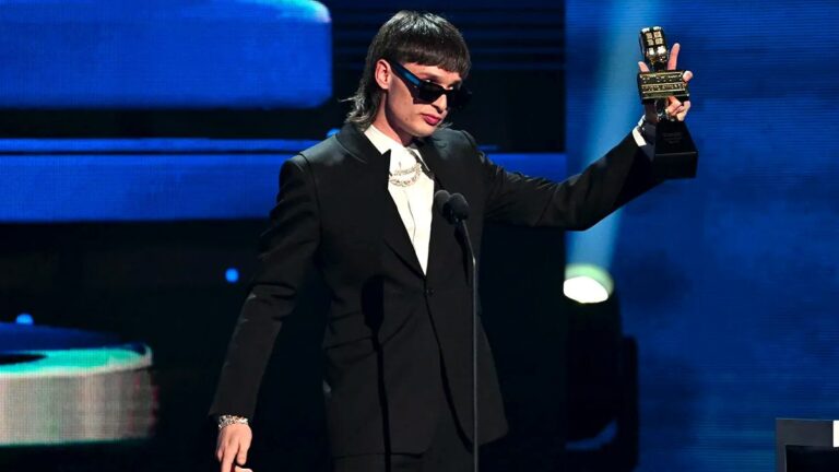 Peso Pluma llega con peso completo a los premios Billboard Latin 2023