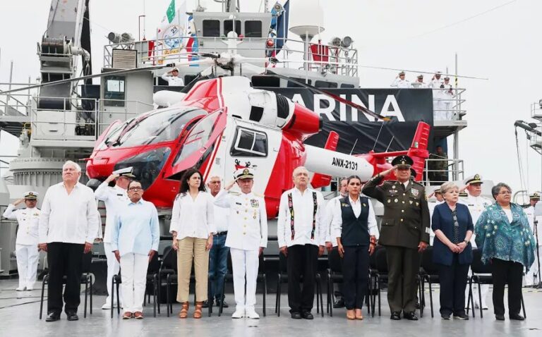 Rinden homenaje a víctimas de “Otis” desde un barco de la Marina