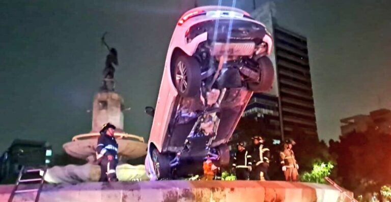 Camioneta termina dentro de la fuente Diana Cazadora