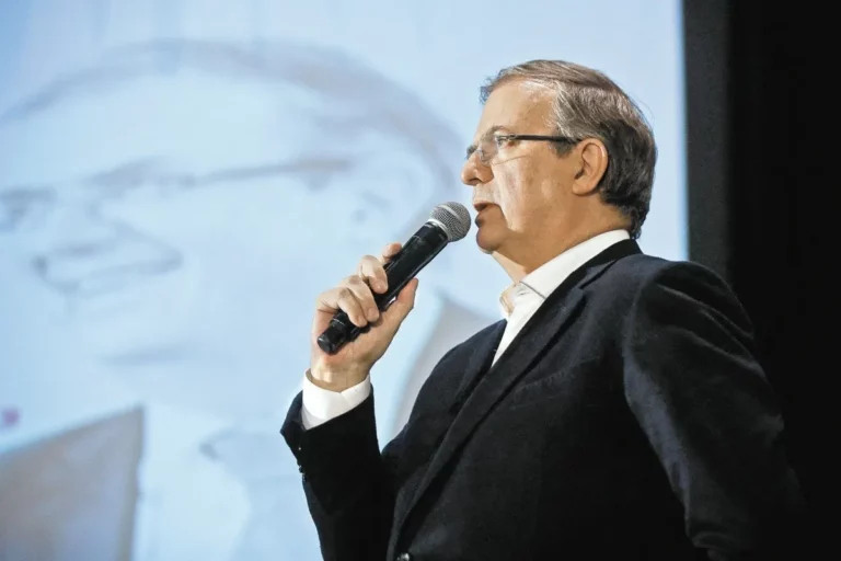 Marcelo Ebrard no se va, anuncia acuerdo de entendimiento con Sheinbaum