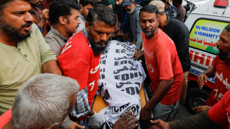 Incendio en centro comercial de Pakistán deja al menos 11 muertos