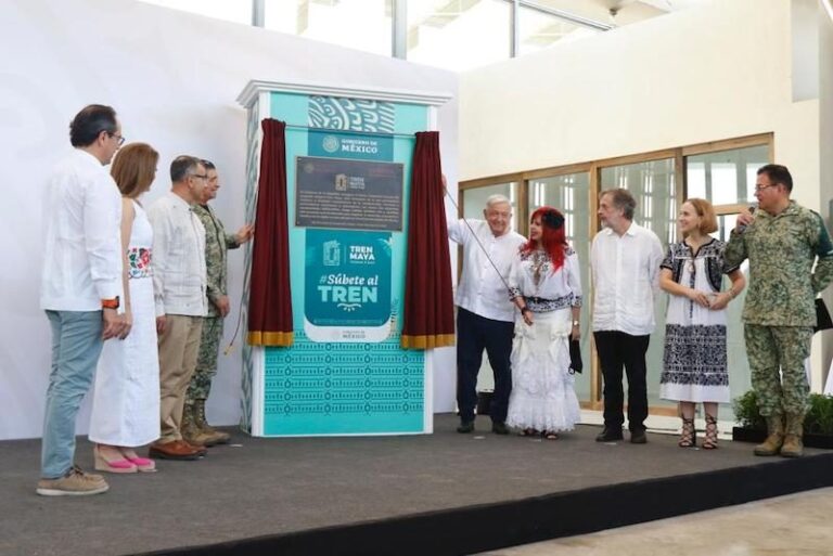 El presidente AMLO develó la placa de la primera etapa del Tren Maya, que va de Campeche a Cancún.