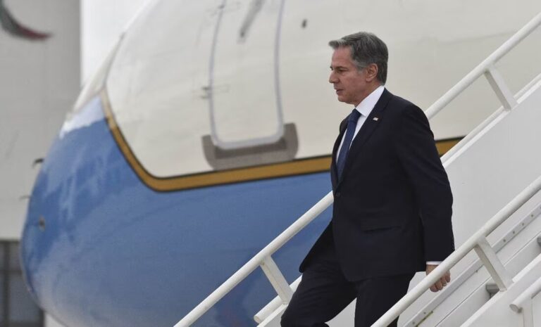 Antony Blinken llega a México para reunión con López Obrador por tema migratorio