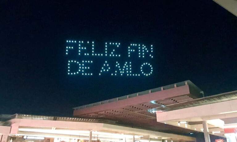 “Fin de AMLO”: cielo de la CDMX se iluminó con mensaje a favor de Xóchitl Gálvez