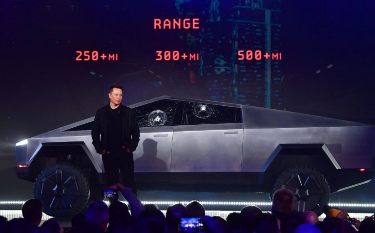 Elon Musk entregó las primeras Cybertruck de Tesla, «suave» pero potente, más veloz que un Porsche