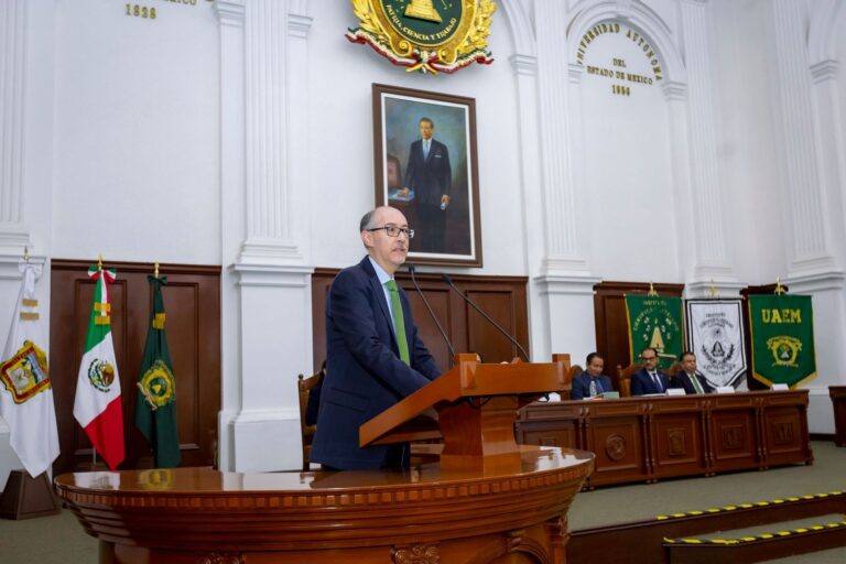 UAEMéx reconoce trabajo y trayectoria de personal administrativo