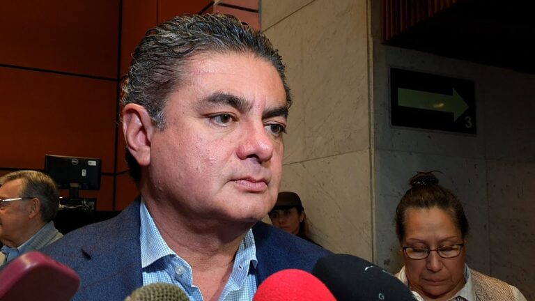 Renuncia al PRD, tras 17 años de militancia, Luis Espinosa Cházaro