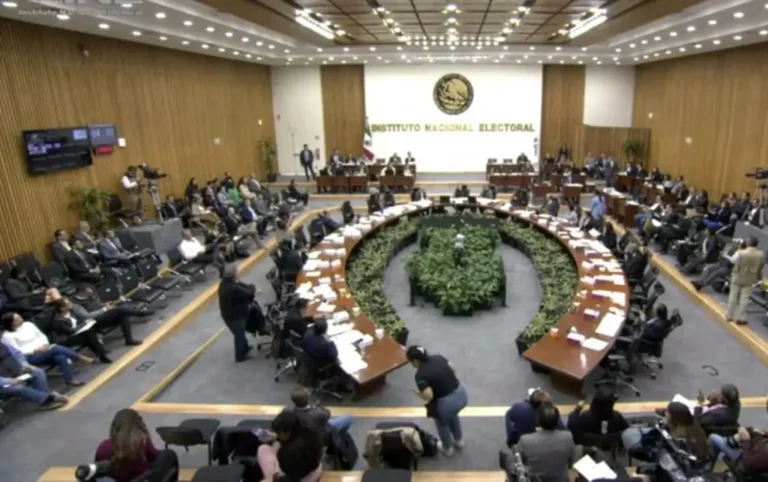 INE suspende sesión extraordinaria por incendio (video)