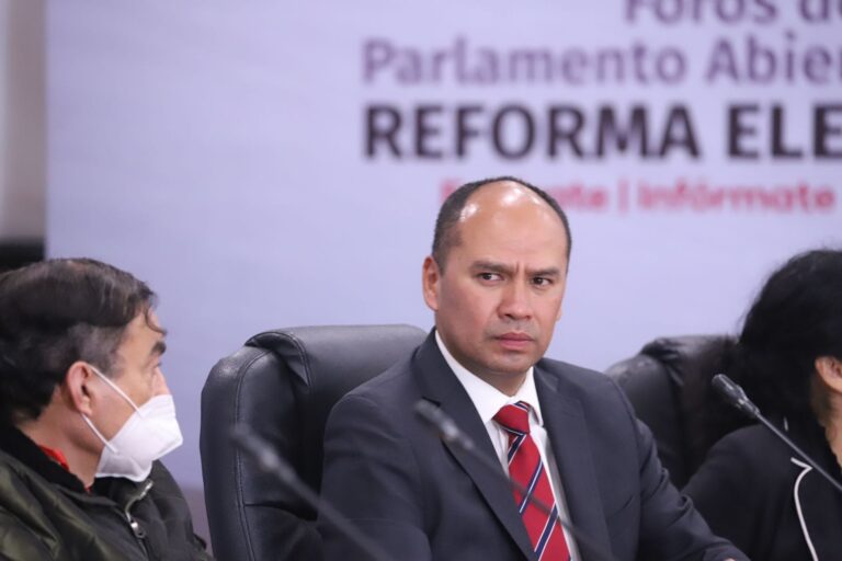 Diputado de Morena se le adelanta a AMLO y presenta reforma para fijar salarios
