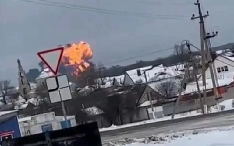 Avión militar de Rusia se estrella cerca de la frontera con Ucrania (video)
