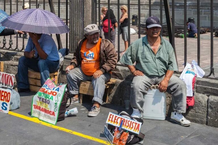 La Tasa de Desempleo en México Alcanza su Nivel Más Bajo en 18 Años al Concluir el 2023