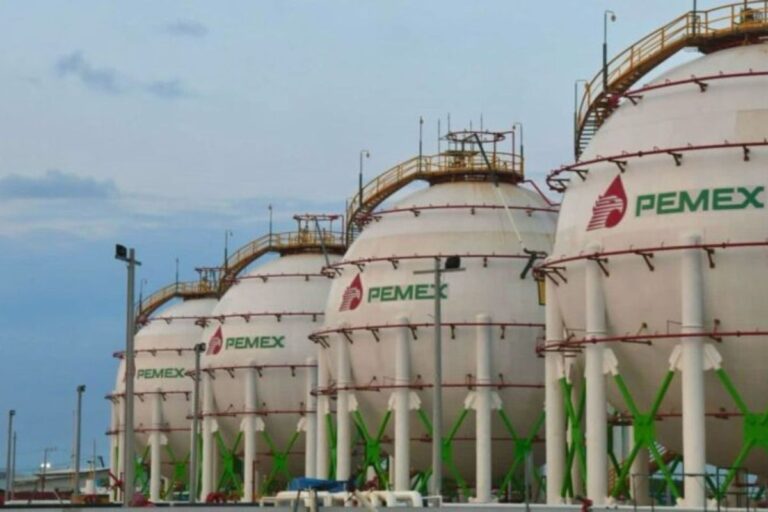 Por de decreto presidencial perdonan a Pemex el pago de impuestos
