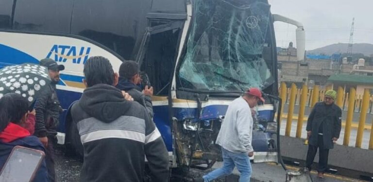 Choque entre dos autobuses de pasajeros en la México-Puebla deja 14 heridos