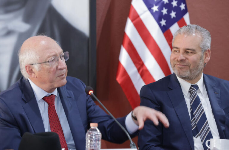 Advierte canciller americano Ken Salazar que aguacates mexicanos cultivados en huertas ilegales no deben exportarse a EE.UU.