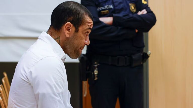 Sentencian a cuatro años de prisión a exjugador Dani Alves 