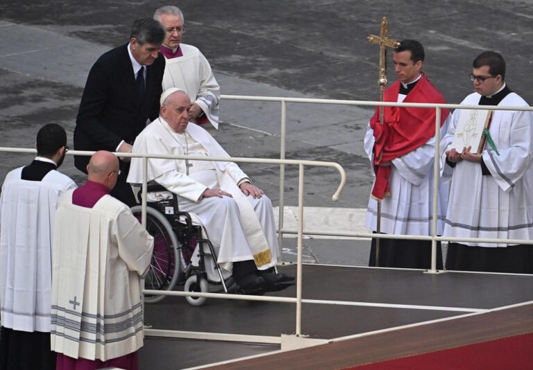 Papa Francisco es llevado al hospital de Roma