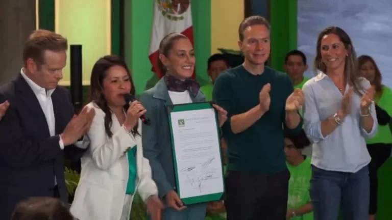PVEM entrega constancia a Claudia Sheinbaum como candidata única a la presidencia