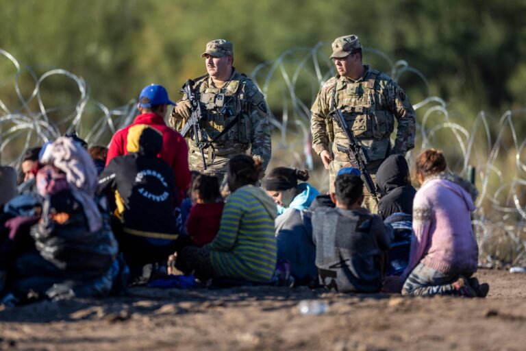 Juez de EE.UU. mete freno a la ley texana que autoriza a policías expulsar a migrantes