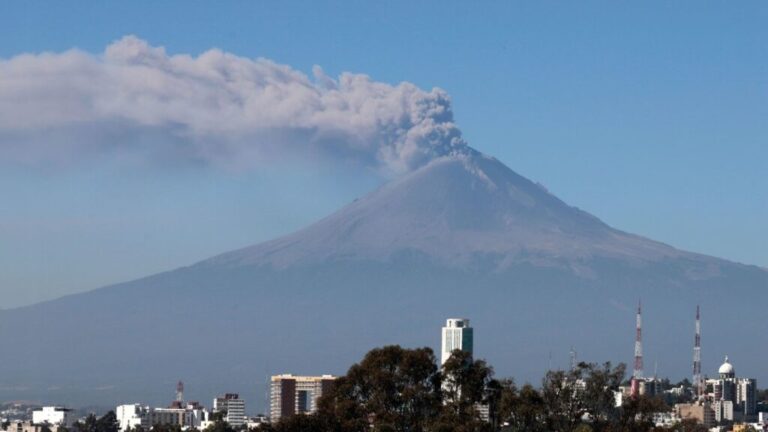 Se prevé caída de ceniza en CDMX por enorme fumarola del Popocatépetl 
