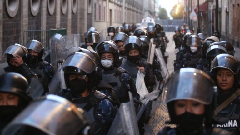 Equipo antimotin femenil de la Marina se prepara para la Marcha 8M