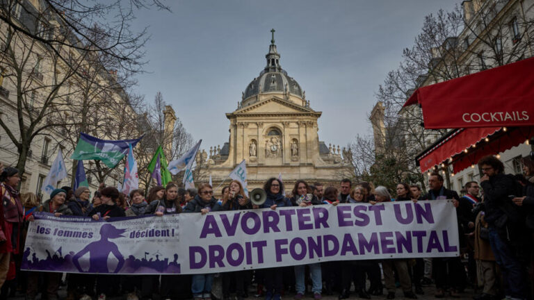 Francia, primer país en blindar el derecho al aborto