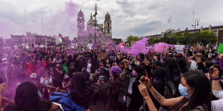 Muere mujer de 33 años en plena marcha 8M