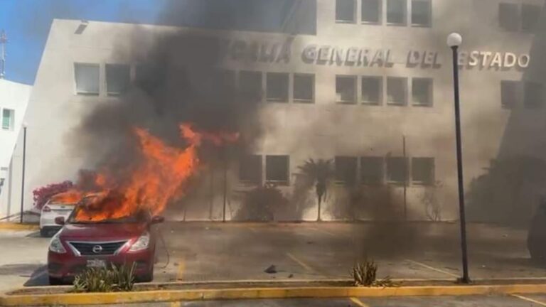 Normalistas de Ayotzinapa realizan protesta violenta en Fiscalía de Guerrero
