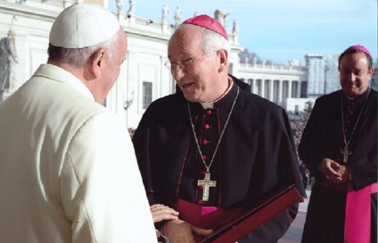 Papa francisco acepta renuncia de Obispo polaco, acusado de encubrir abusos sexuales a una menor