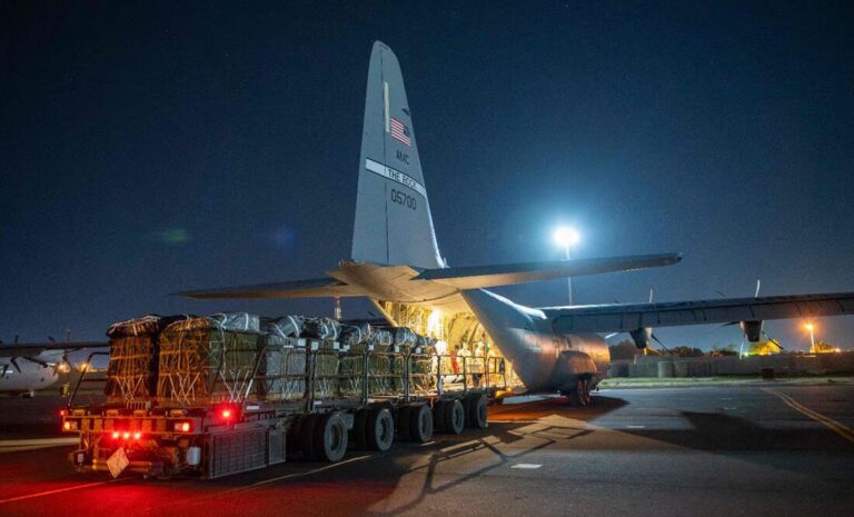 Aviones de EE.UU. lanzan 38 mil comidas en Gaza