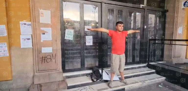 Hombre golpeado por mujeres en marcha por el 8M en Celaya acaba en el hospital (video)