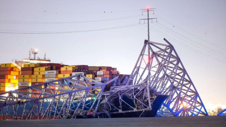 Barco embiste puente en Baltimore (video)