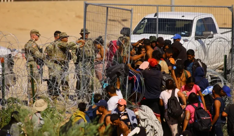 La Corte Suprema suspende temporalmente la implementación de la polémica ley de inmigración de Texas