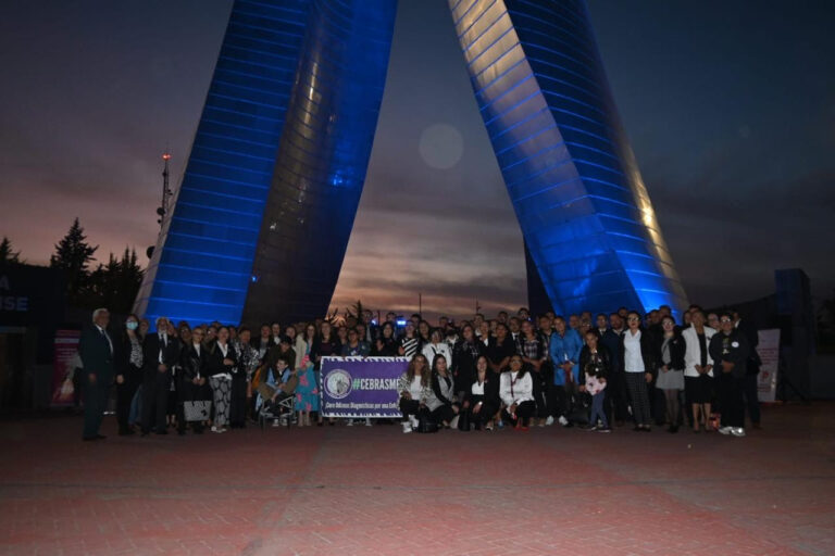 Gobierno del Estado de México ilumina de azul las Torres Bicentenario para conmemorar el Día Mundial de las Enfermedades Raras