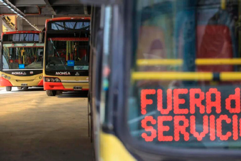 Más de 100 líneas de autobús de Buenos Aires se van a huelga