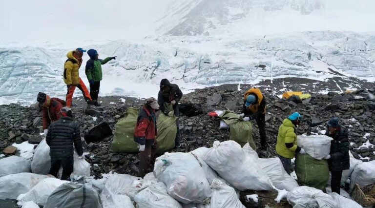 Nepal inicia una campaña para limpiar toneladas de basura y cadáveres del Everest