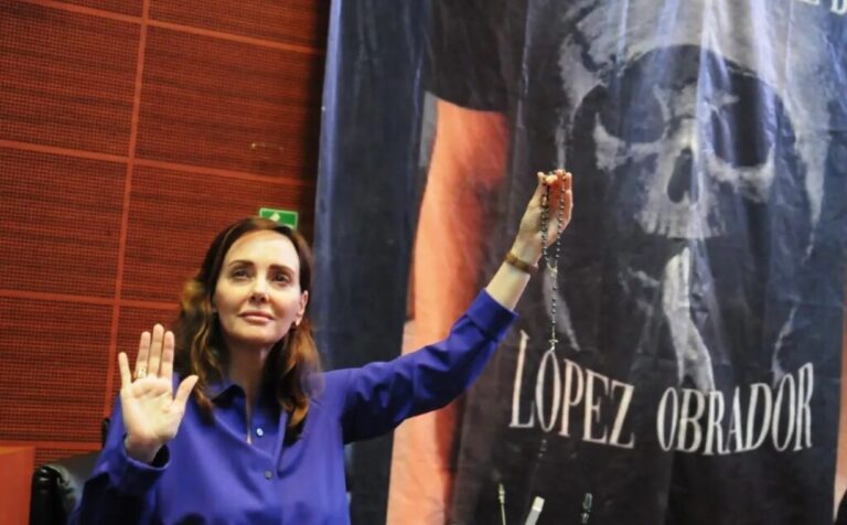 Lily Téllez se protege con su rosario en respuesta a la ‘publicidad diabólica’ a favor de AMLO