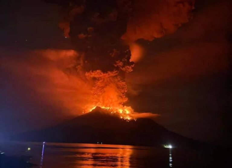 Volcán Ruang en Indonesia desata estado de alerta (video)