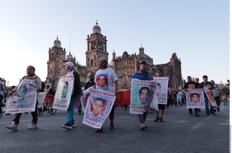 Padres de estudiantes de Ayotzinapa llaman a boicotear las campañas de los candidatos