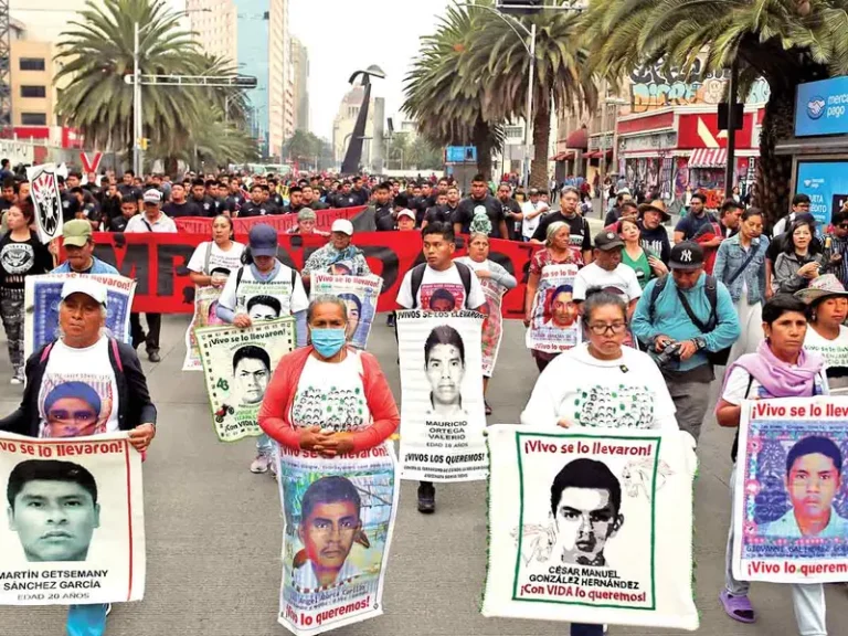 «Todavía faltan 43» familiares de los desaparecidos reclaman estancamiento en indagatorias