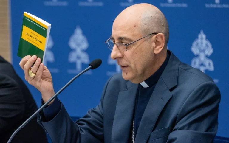 El Vaticano condena el cambio de sexo, la teoría de género y los vientres de alquiler