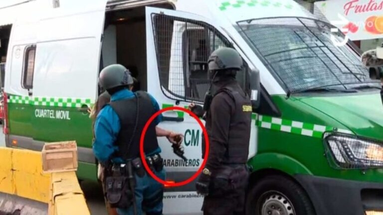 En vivo, mujer arrebata arma a un policía y dispara durante su detención (video)
