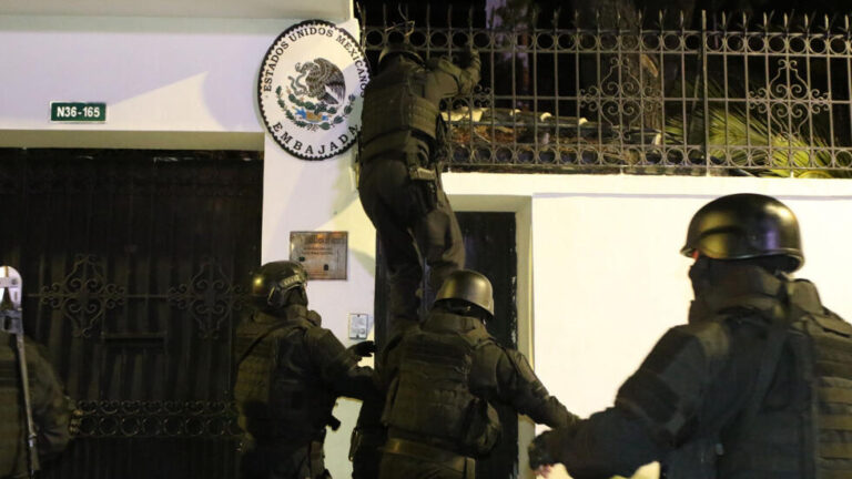 Por invasión armada a la embajada, México rompe con Ecuador, AMLO acusa “violación flagrante” de la soberanía nacional (videos)