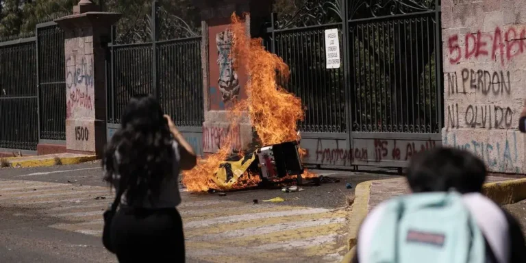 Violenta protesta de comuneros paraliza Morelia (videos)