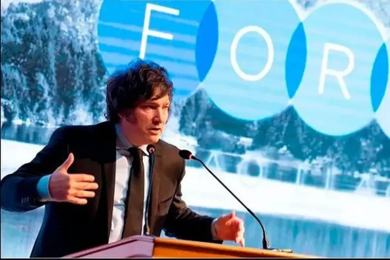 Presidente argentino califica de «héroe» al que fuga dólares