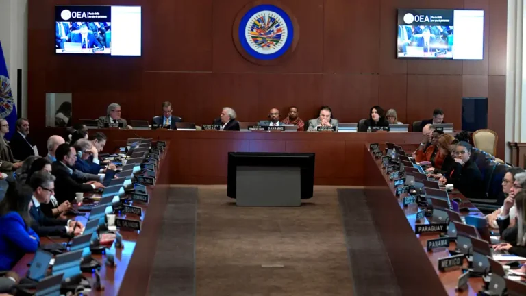 OEA apoya a México, aprueba resolución de condena «enérgica» a la incursión en embajada en Ecuador