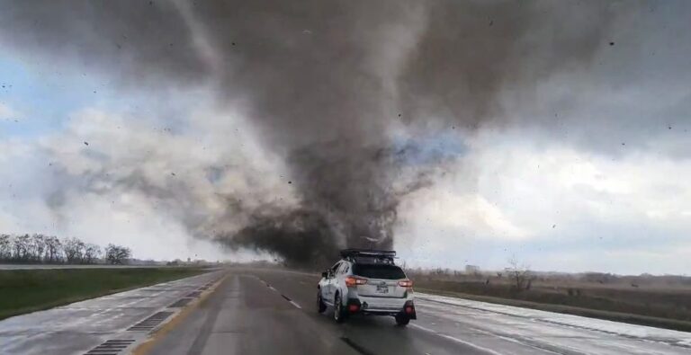 Tornados destruyen todo a su paso en Nebraska