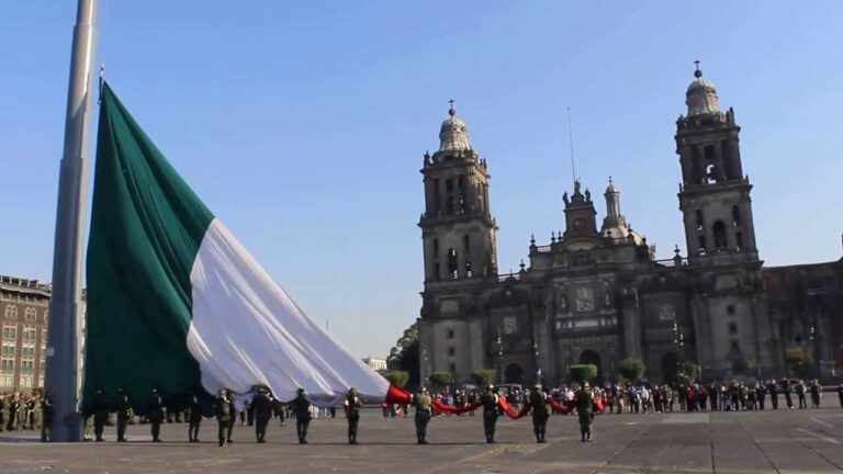 Bandera mexicana se izará en el Zócalo para la “Marea Rosa”